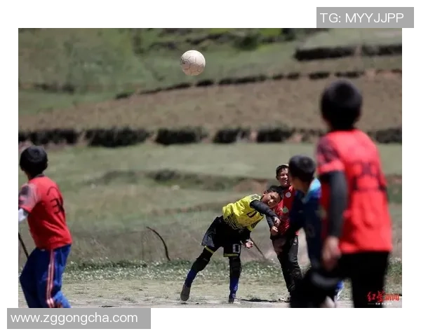 布画装饰墙面展现足球明星风采的艺术魅力与激情